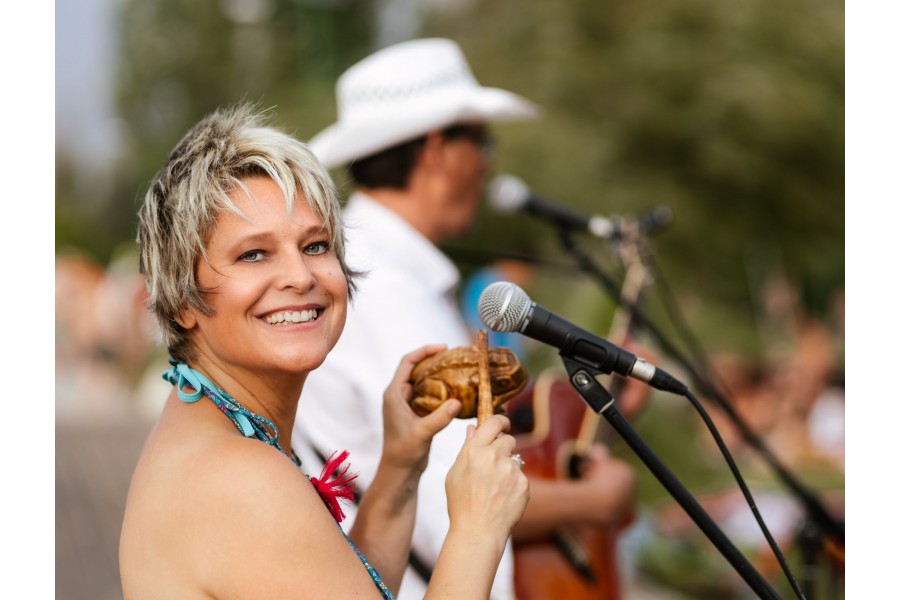 Korhecz Imola a Cimbora Együttes énekese 2023-ban, Balatonszárszón